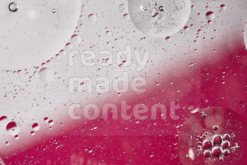 لقطات مقربة لفقاعات من الزيت على سطح الماء باللون الأبيض والوردي