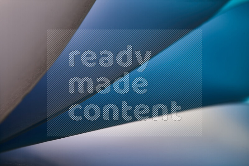 فن تجريدي يعرض منحنيات مع تدرجات الألوان الباردة مكونه بضوء ملون