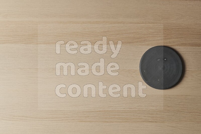 قواعد أكواب فخارية على خلفية خشبية فاتحة