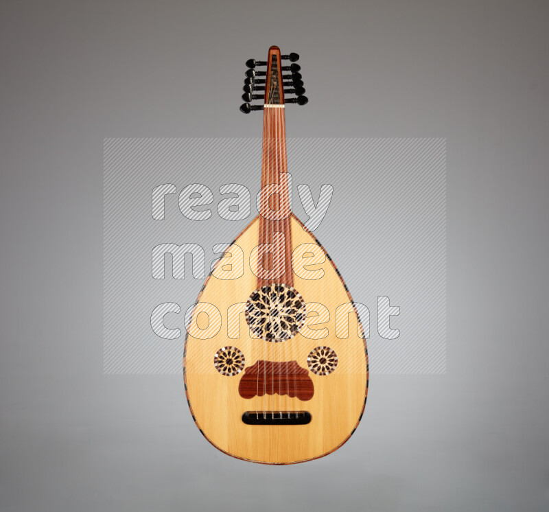 عودي خشبي بني على خلفية رمادية