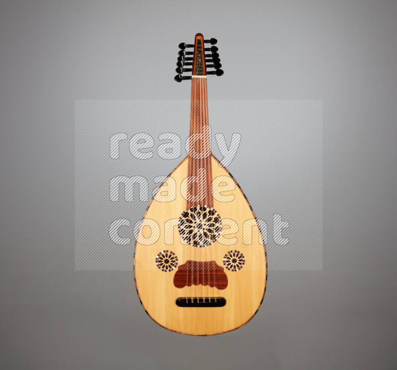 عودي خشبي بني على خلفية رمادية