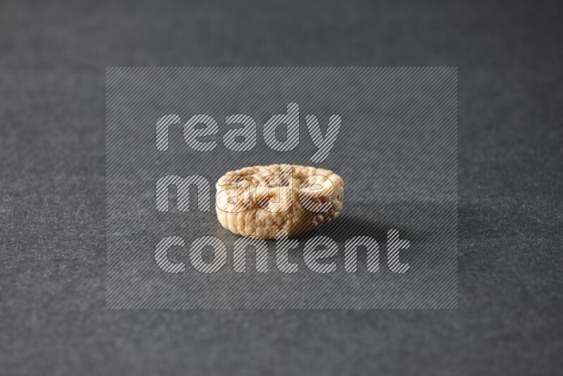 حبة واحدة من التين المجفف على خلفية سوداء