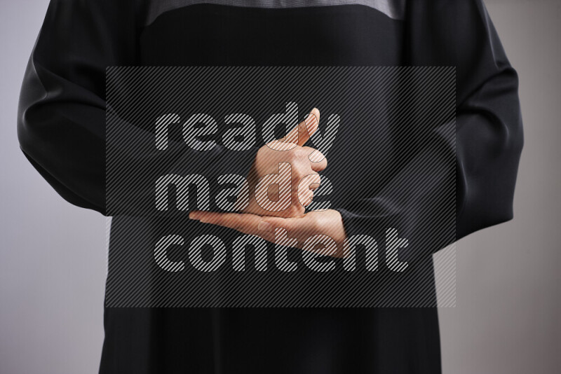 امرأة تشير بيديها بلغة الإشارات المختلفة