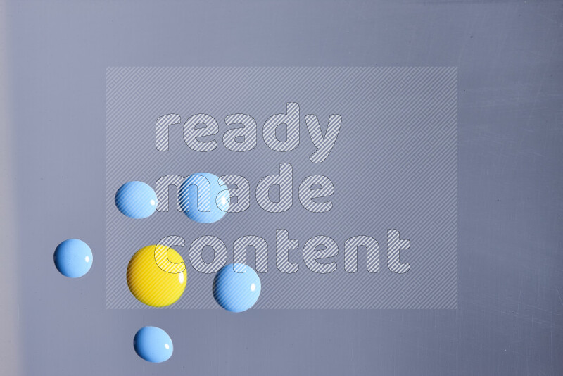 لقطات مقربة لقطرات من اللون الأزرق والأصفر على الخلفية