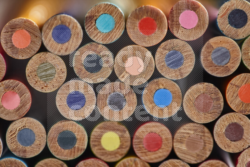 صورة مقربة لأطراف أقلام خشبية ملونة مرتبة في مجموعة علي خلفية بيضاء