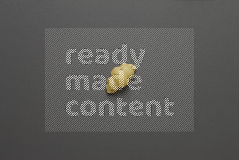 معكرونة قواقع علي خلفية رمادية