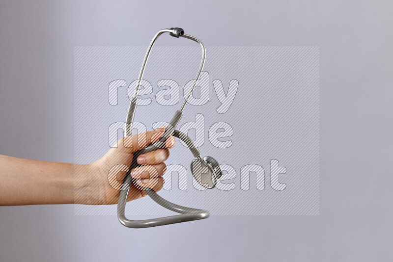 طبيبة ترتدي عباءة وملابس طبية في أوضاع متعددة