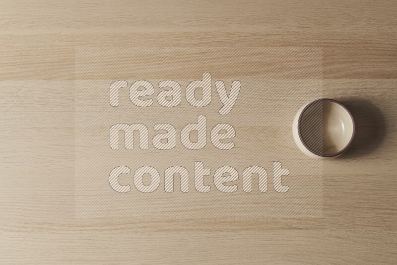 وعاء فرن فخاري باللون البيج على خلفية خشبية فاتحة