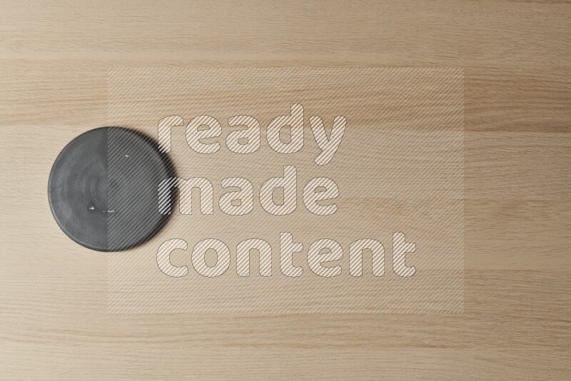 قواعد أكواب فخارية على خلفية خشبية فاتحة