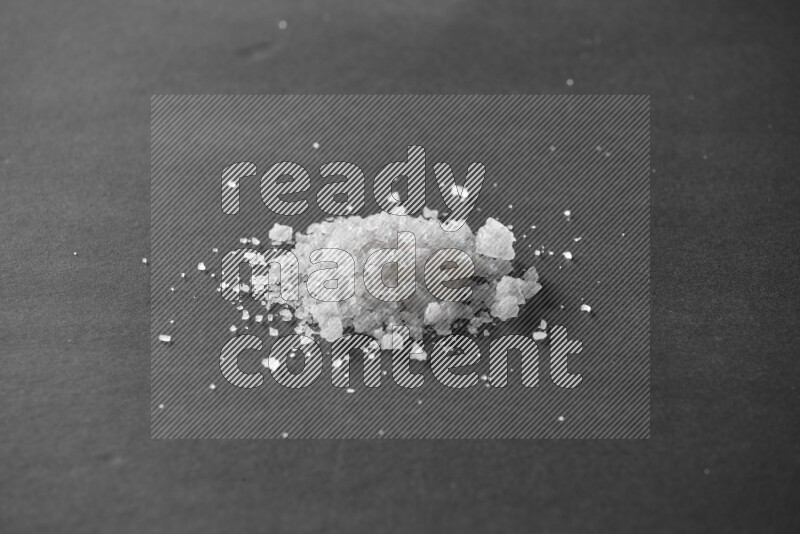 ملح أبيض علي خلفية سوداء