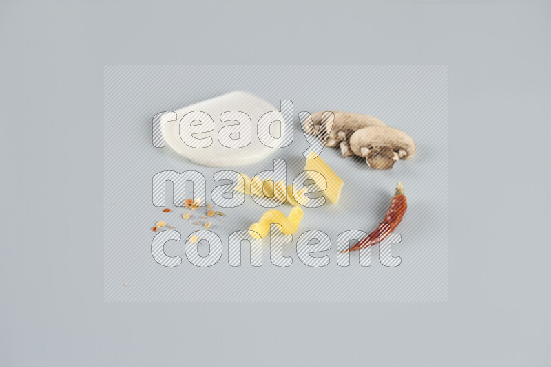 معكرونة مع مكونات متنوعة من الطماطم والثوم والبصل والفلفل الأحمر والفلفل الأسود والفلفل الأبيض وأوراق الغار وإكليل الجبل والهيل و مشروم على خلفية زرقاء فاتحة