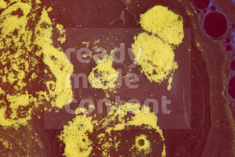 تظهر الصورة أشكال مختلفة من تداخلات اللون الأحمر والأصفر