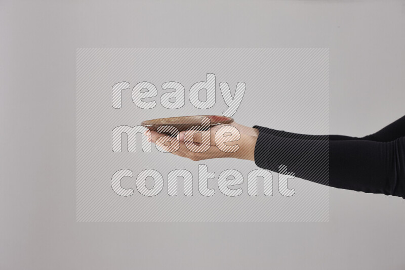 امرأة ترتدي عباءة سوداء تحمل أدوات فخارية مختلفة في أوضاع متعددة