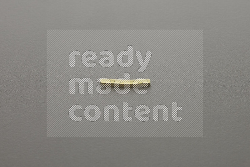 شعيرية علي خلفية رمادية