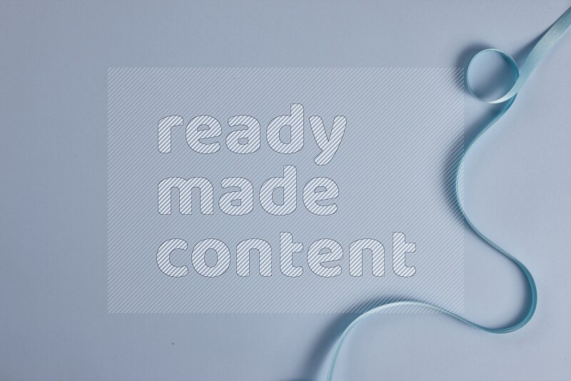 مجموعة من أدوات الخياطة والتفصيل زرقاء اللون على خلفية زرقاء