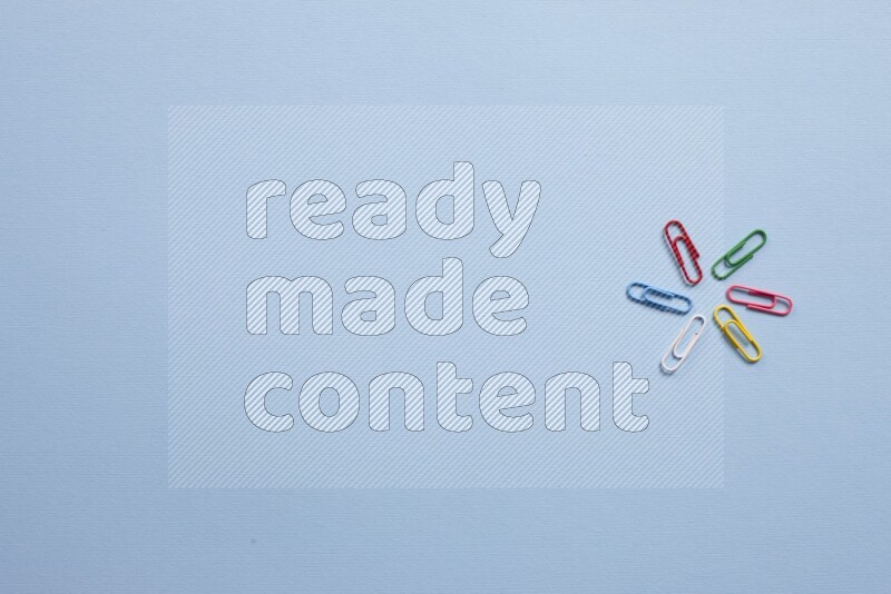 أدوات مدرسة مختلفة علي خلفية زرقاء