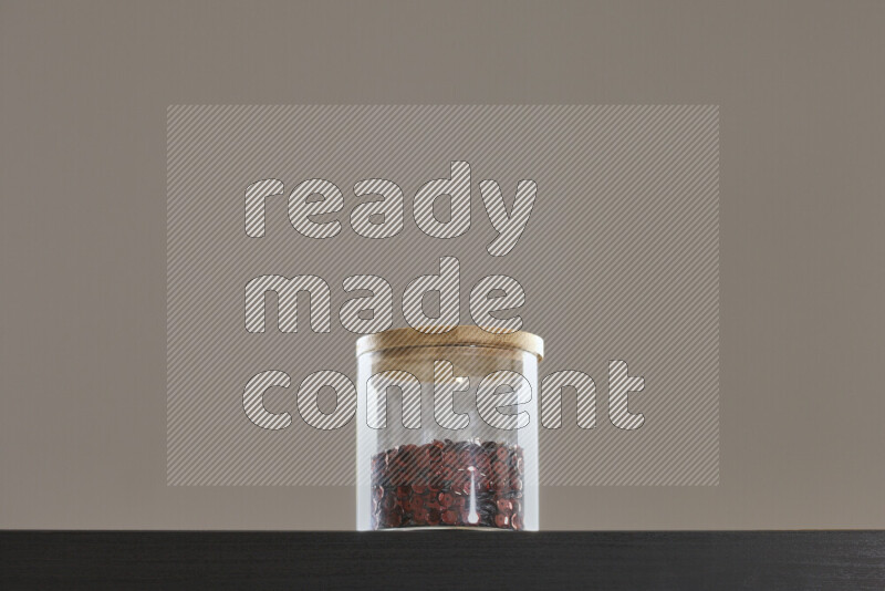 ترتر ملون في وعاء زجاجي علي خلفية سوداء