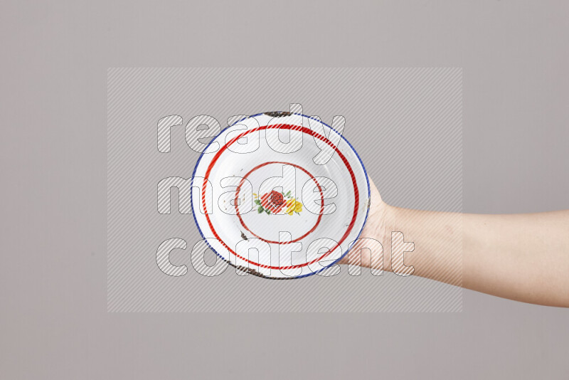 امرأة تحمل بيديها أدوات معدنية مختلفة في أوضاع متعددة