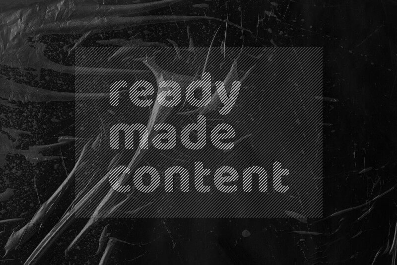 تظهر الصورة سطح من البلاستيك علي خلفية داكنة