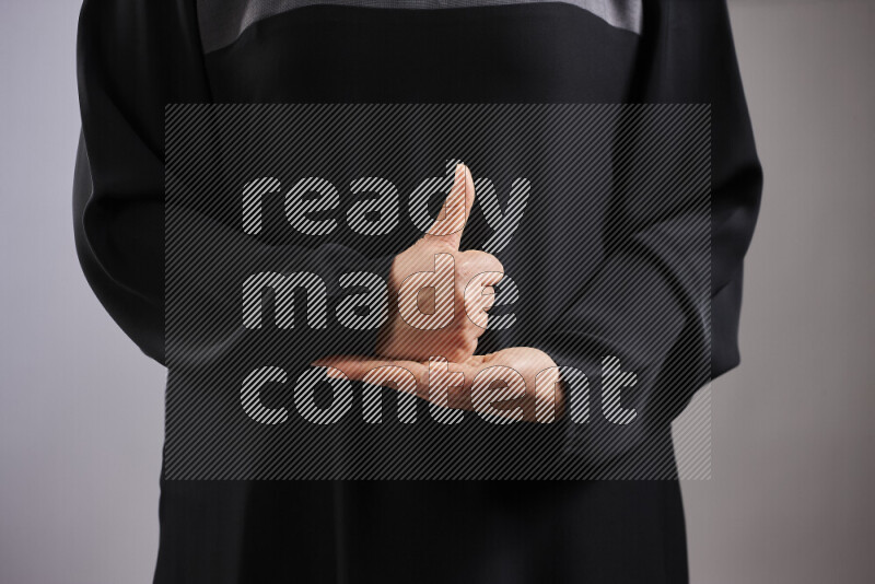 امرأة تشير بيديها بلغة الإشارات المختلفة