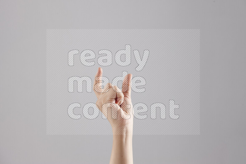 امرأة تشير بيديها بلغة الإشارات المختلفة