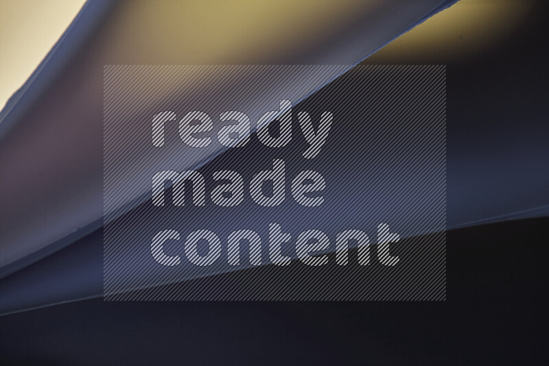 فن تجريدي يعرض منحنيات مع تدرجات الألوان الدافئة والباردة مكونه بضوء ملون