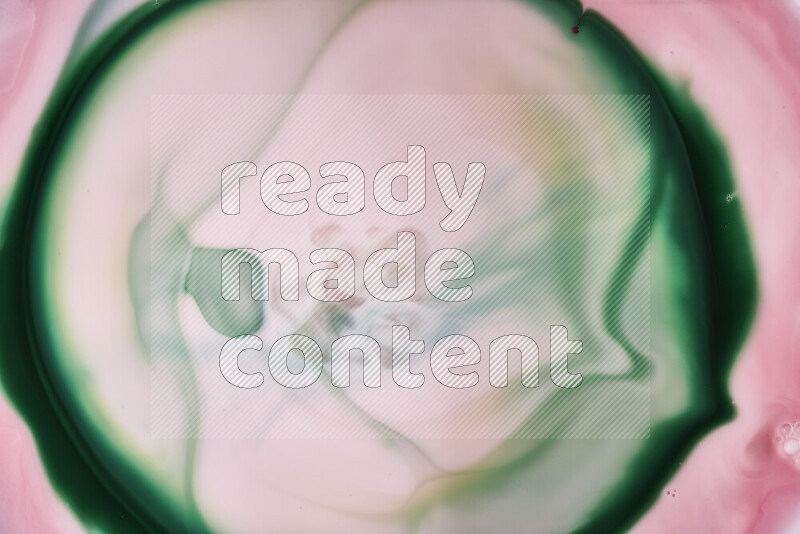 صورة مقربة لأنماط دوامية مجردة باللون الأحمر والأخضر