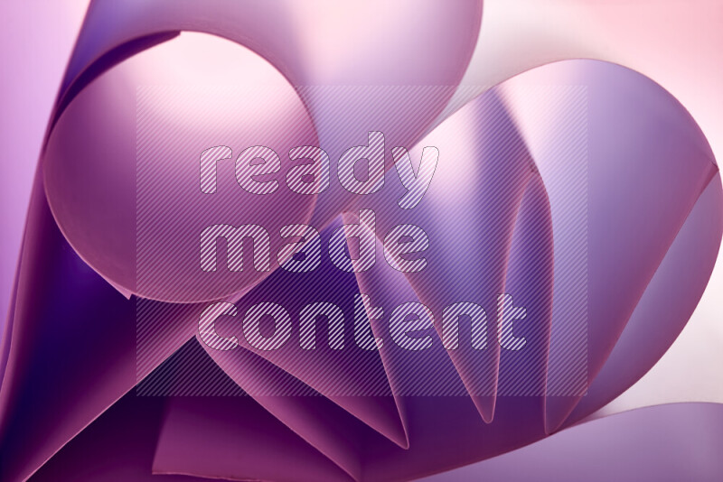 عرض فني لطيات الورق تخلق مزيج من الأشكال الهندسية، مضاءة بإضاءة ناعمة بدرجات اللون الارجواني