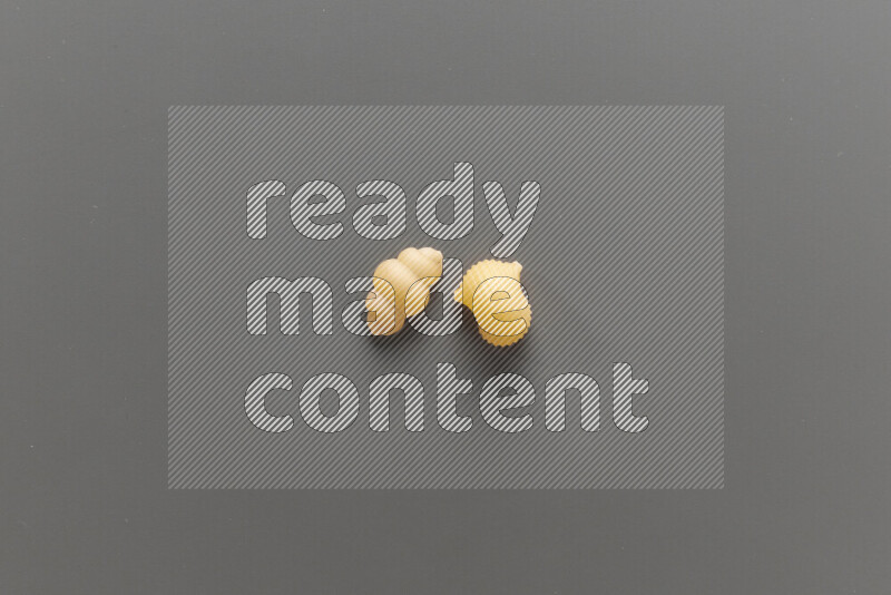 معكرونة قواقع مع أنواع أخري من المعكرونة علي خلفية رمادية