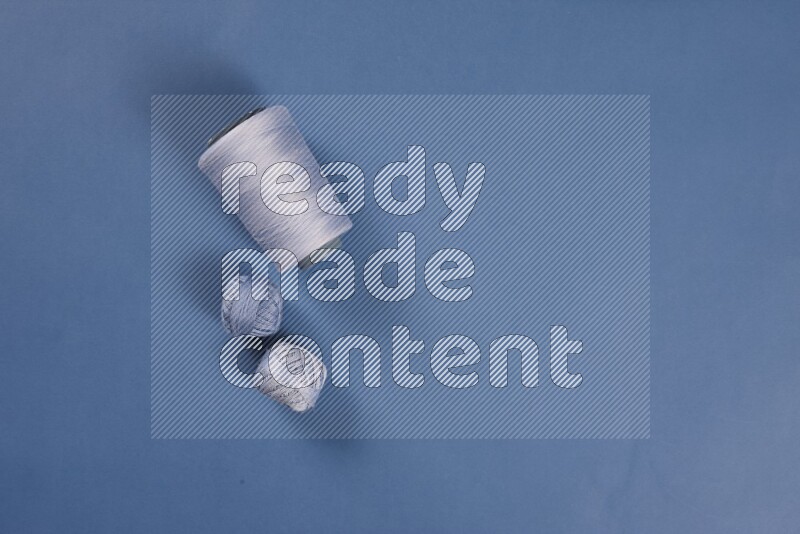 مجموعة من أدوات الخياطة والتفصيل زرقاء اللون على خلفية زرقاء