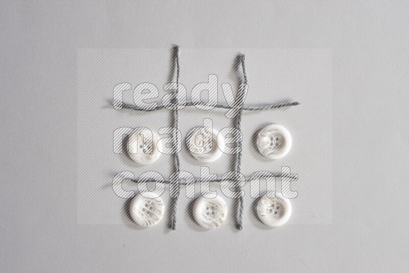 أزرار بيضاء موضوعة علي خلفية رمادية