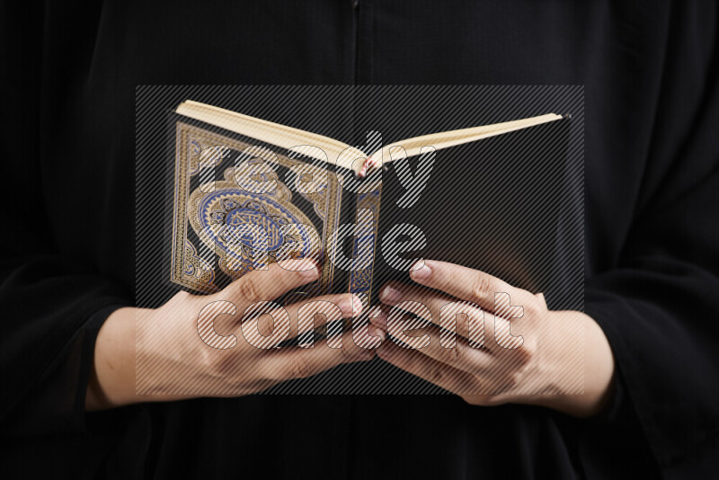 امرأة تحمل بيديها مصحف القرآن في أوضاع متعددة