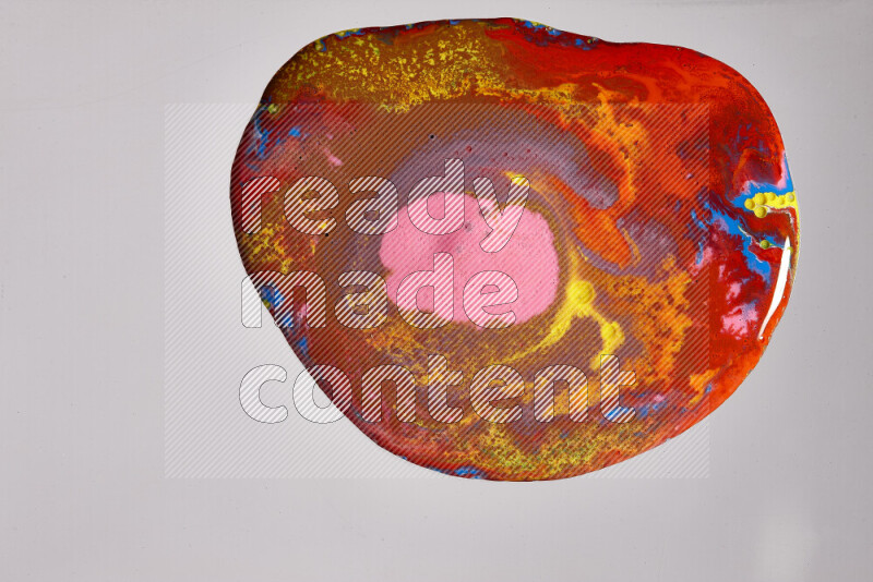 لقطات مقربة لألوان متنوعة تمتزج على خلفية رمادية