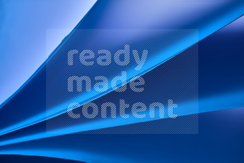 فن تجريدي يعرض منحنيات مع تدرجات الألوان الباردة مكونه بضوء ملون