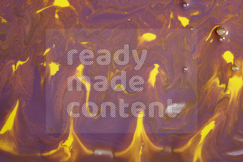 خلفية ملونة مع مزيج من ألوان الطلاء الأرجواني والأصفر