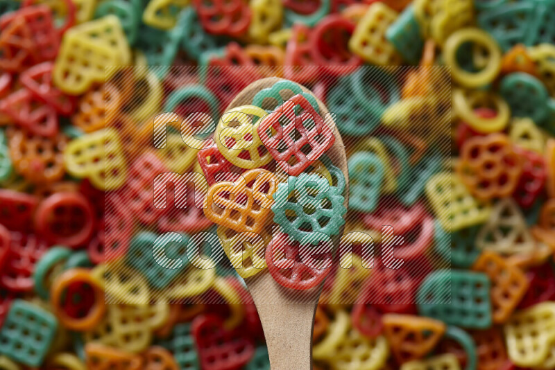 ملعقة خشبية مليئة بالفنكوش علي خلفية من الفنكوش