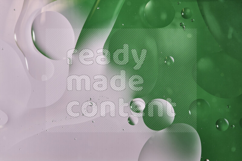 لقطات مقربة لفقاعات من الزيت على سطح الماء باللون الأبيض والأخضر