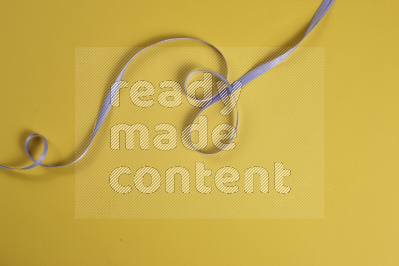 مجموعة من أدوات الخياطة والتفصيل إرجوانية اللون على خلفية صفراء