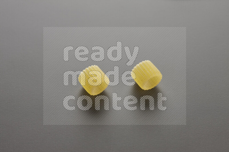 معكرونة خواتم علي خلفية رمادية