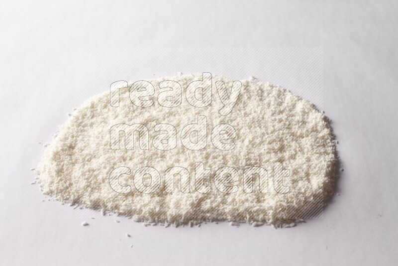 جوز هند مجفف على خلفية بيضاء