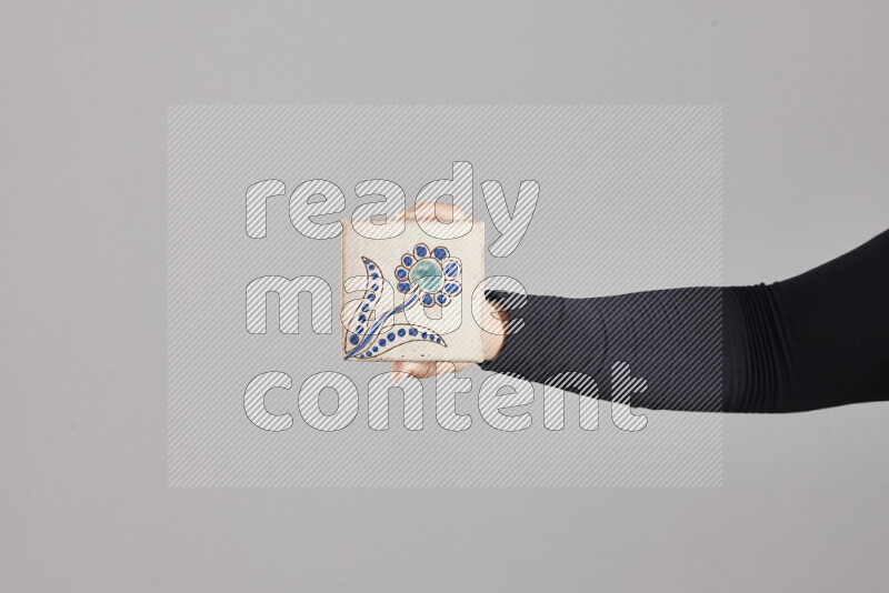 امرأة ترتدي عباءة سوداء تحمل أدوات فخارية مختلفة في أوضاع متعددة