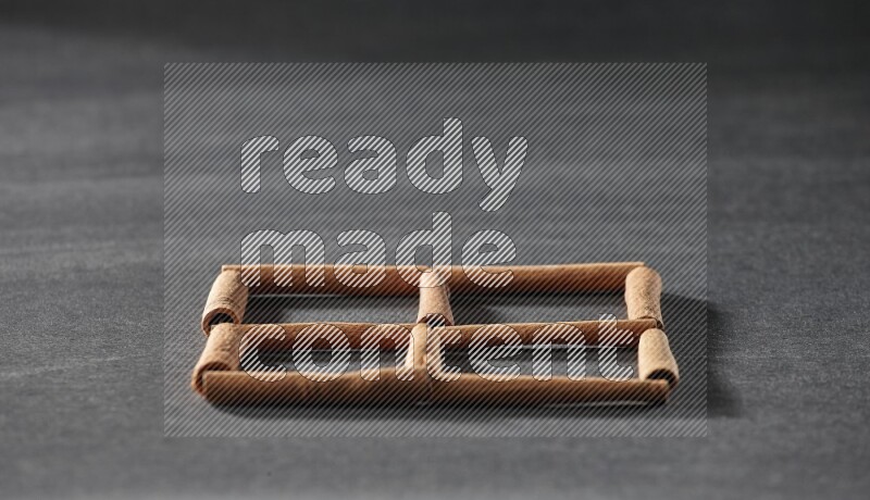 4 مربعات فارغة من أعواد القرفة علي خلفية سوداء