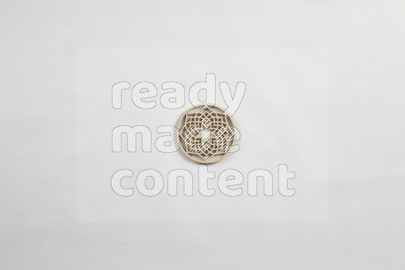 قواعد أكواب خشبية مصنوعة يدويًا على خلفية بيضاء