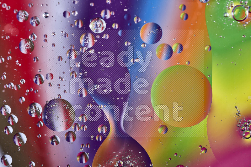 لقطات مقربة لفقاعات من الزيت على سطح الماء بألوان متنوعة