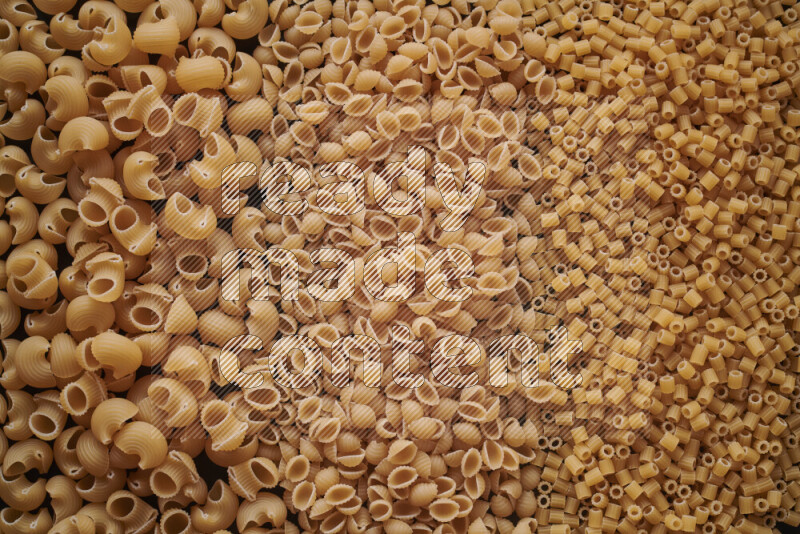 3 انواع معكرونة علي الخلفية كاملة