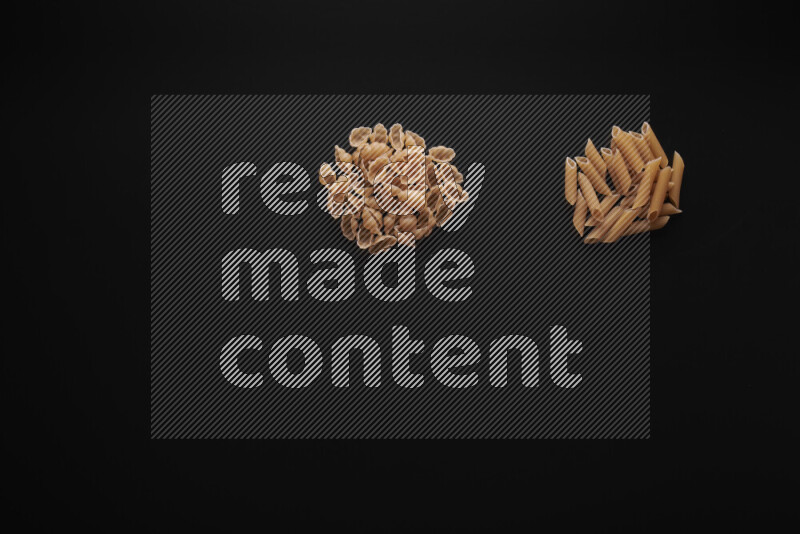 أنواع مختلفة من المعكرونة علي خلفية سوداء