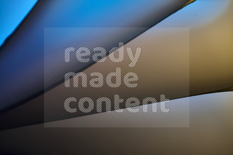 فن تجريدي يعرض منحنيات مع تدرجات الألوان الدافئة والباردة مكونه بضوء ملون