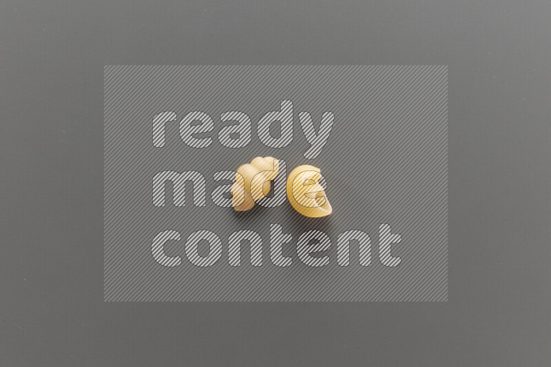 معكرونة قواقع مع أنواع أخري من المعكرونة علي خلفية رمادية