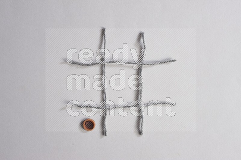 أزرار خشبية موضوعة علي خلفية رمادية