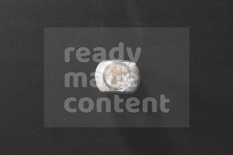 ملح في وعاء زجاجي علي خلفية سوداء